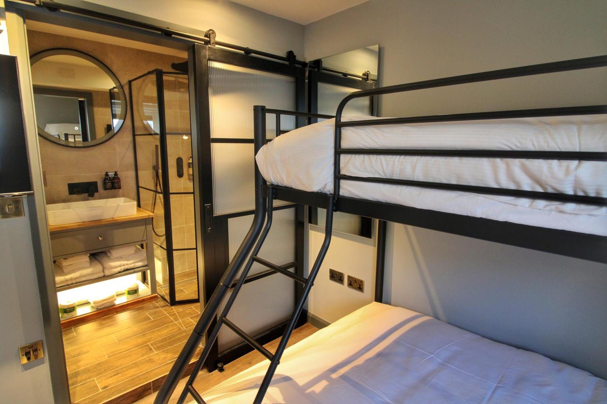 Pinnacle Suites Hotel Каус Екстериор снимка