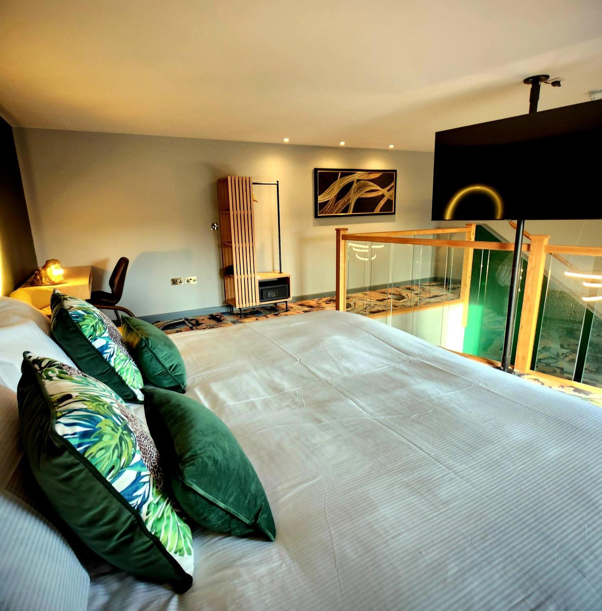 Pinnacle Suites Hotel Каус Екстериор снимка