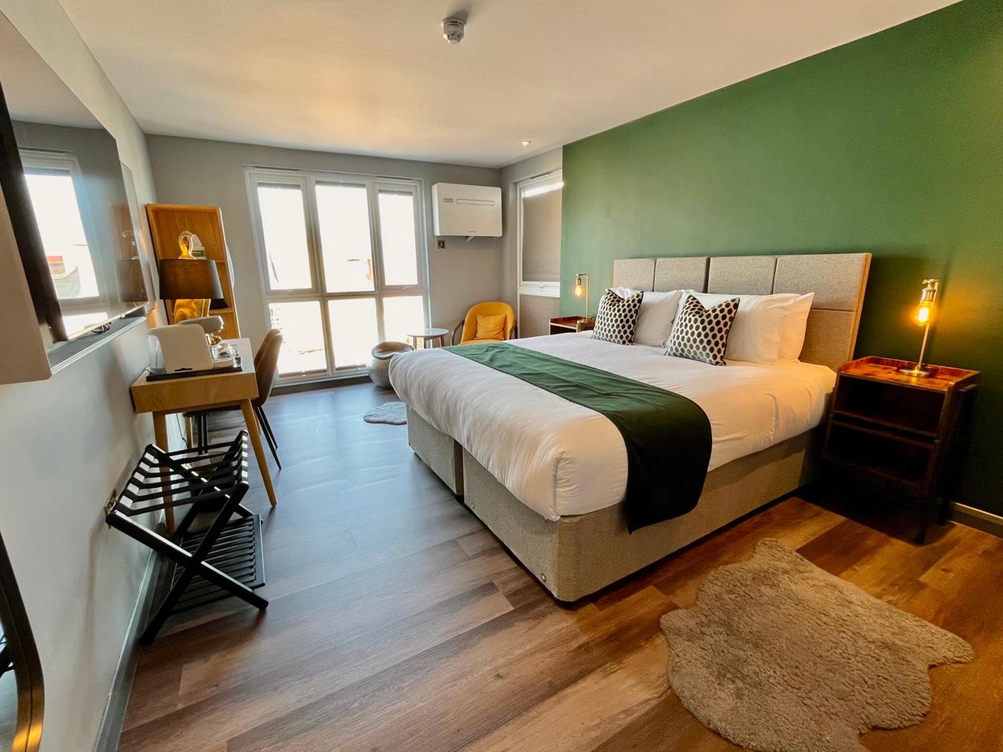 Pinnacle Suites Hotel Каус Екстериор снимка